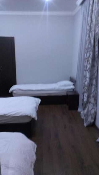 Гостевой дом Guesthouse Mestia 32 Местиа Двухместный номер с 2 отдельными кроватями и общей ванной комнатой-6